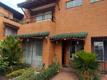 VENTA ESPECTACULAR CASA DE 3 NIVELES EN CONDOMINIO B. SAN JOAQUIN SUR DE CALI