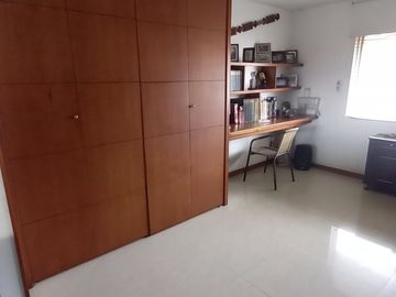 VENTA ESPECTACULAR CASA DE 3 NIVELES EN CONDOMINIO B. SAN JOAQUIN SUR DE CALI