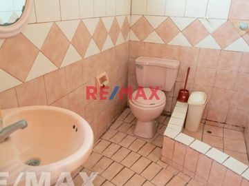Vendo Casa De Playa Frente A Parque En San Bartolo De 140M2
