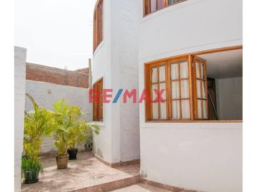Vendo Casa De Playa Frente A Parque En San Bartolo De 140M2