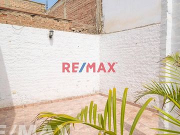 Vendo Casa De Playa Frente A Parque En San Bartolo De 140M2