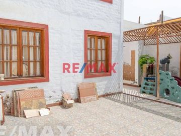 Vendo Casa De Playa Frente A Parque En San Bartolo De 140M2
