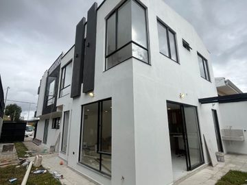 MODERNAS CASAS VIP EN VENTA, Sector Ricaurte C1503