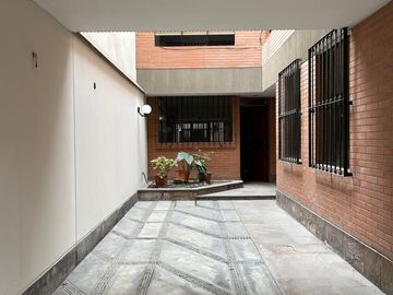 VENDO DEPARTAMENTO TIPO CASA EN 1er. Piso Surco