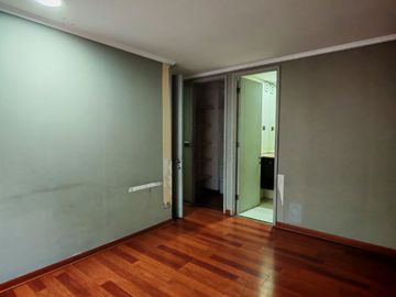 DEPARTAMENTO A 1 CUADRA DE ESTACIÓN TOESCA. 3 DORMITORIOS, 2 BAÑOS Y BODEGA