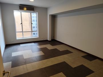Oficina, 6 privaos 2 baños, Santa Lucía, Lastarria