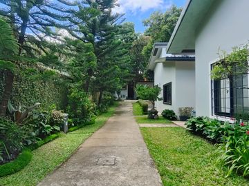 Blue Residence Tagaytay ( 5 houses & 1 caretaker house )