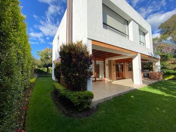 VENDO HERMOSA CASA EN CONJUNTO - CUMBAYA (Sector Colegio Menor)
