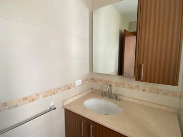 VENDO HERMOSA CASA EN CONJUNTO - CUMBAYA (Sector Colegio Menor)