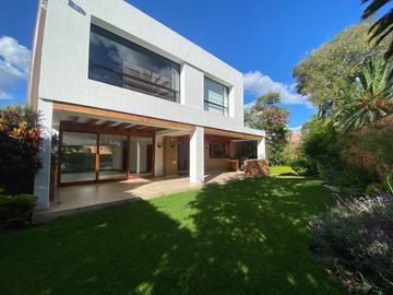 VENDO HERMOSA CASA EN CONJUNTO - CUMBAYA (Sector Colegio Menor)