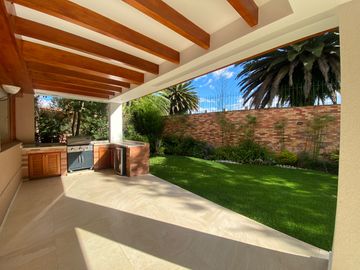 VENDO HERMOSA CASA EN CONJUNTO - CUMBAYA (Sector Colegio Menor)