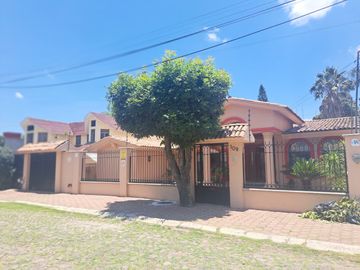 Casa en Venta en Jurica de una planta con amplio jardin