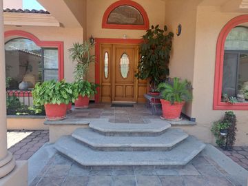 Casa en Venta en Jurica de una planta con amplio jardin