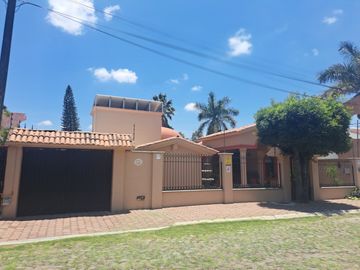 Casa en Venta en Jurica de una planta con amplio jardin
