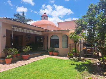 Casa en Venta en Jurica de una planta con amplio jardin