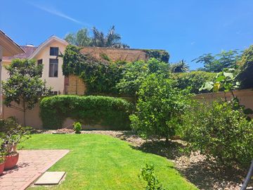 Casa en Venta en Jurica de una planta con amplio jardin