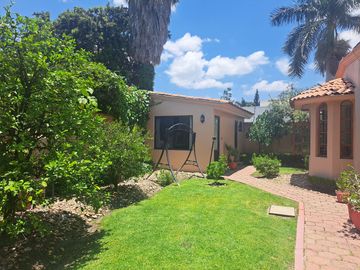 Casa en Venta en Jurica de una planta con amplio jardin