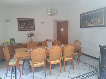 Casa en Venta en Jurica de una planta con amplio jardin