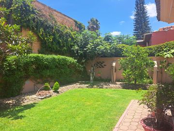 Casa en Venta en Jurica de una planta con amplio jardin