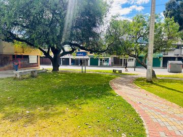 Se vende Casa Rentera Av. Machala (a una cuadra del Paque Ingles)