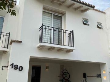 Residencia en Venta en Punta del Este, león, Gto, fracc. privado, zona ibero, terreno 100% plano, óptimas condiciones.