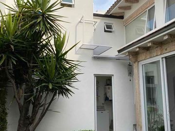 Residencia en Venta en Punta del Este, león, Gto, fracc. privado, zona ibero, terreno 100% plano, óptimas condiciones.