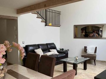 Residencia en Venta en Punta del Este, león, Gto, fracc. privado, zona ibero, terreno 100% plano, óptimas condiciones.