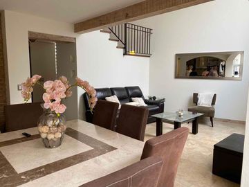 Residencia en Venta en Punta del Este, león, Gto, fracc. privado, zona ibero, terreno 100% plano, óptimas condiciones.