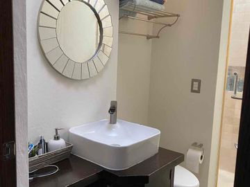 Residencia en Venta en Punta del Este, león, Gto, fracc. privado, zona ibero, terreno 100% plano, óptimas condiciones.