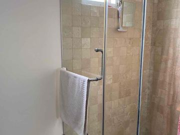 Residencia en Venta en Punta del Este, león, Gto, fracc. privado, zona ibero, terreno 100% plano, óptimas condiciones.