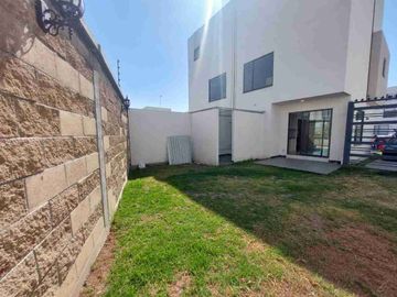 CASA EN VILLAS DEL CAMPO CALIMAYA CON JARDIN