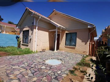 Se vende casa independiente de un piso, 2 dormitorios y 2 baños, comuna de Limache.