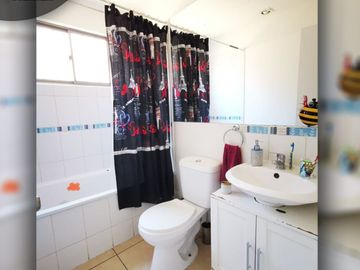 Se vende casa independiente de un piso, 2 dormitorios y 2 baños, comuna de Limache.