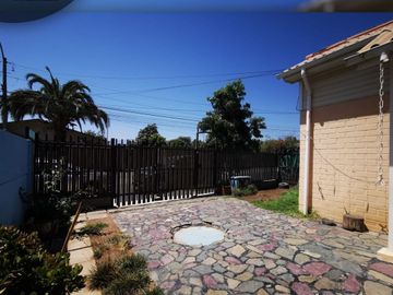 Se vende casa independiente de un piso, 2 dormitorios y 2 baños, comuna de Limache.