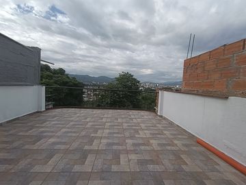 VENTA CASA  DE 4 NIVELES VEHICULAR SECTOR SAMARIA-PEREIRA