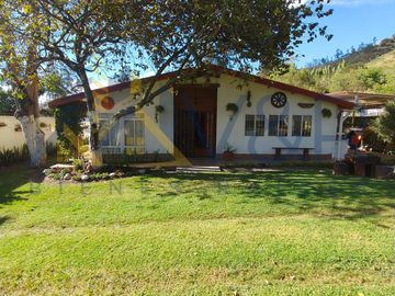Guayllabamba, Casa amplia en terreno de 1500 m²