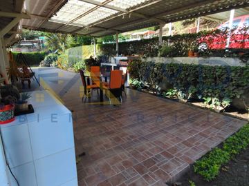 Guayllabamba, Casa amplia en terreno de 1500 m²