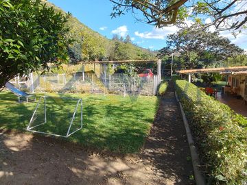 Guayllabamba, Casa amplia en terreno de 1500 m²