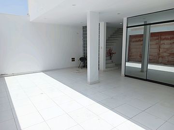 Casa de 3 pisos exclusiva en 1era fila frente al mar ubicado en el hermoso CONDOMINIO ECOLÓGICO PLAYA GRECIA