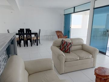 Casa de 3 pisos exclusiva en 1era fila frente al mar ubicado en el hermoso CONDOMINIO ECOLÓGICO PLAYA GRECIA