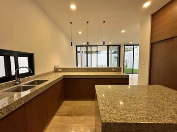 Residencia en Venta de 3 Recámaras en Temozón Norte