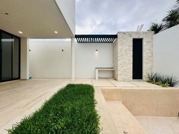 Residencia en Venta de 3 Recámaras en Temozón Norte