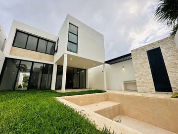Residencia en Venta de 3 Recámaras en Temozón Norte