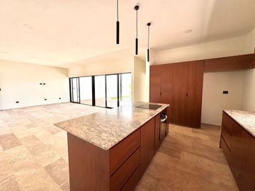 CASA EN VENTA EQUIPADA CON 1 RECÁMARA EN PB Y 3 RECÁMARAS EN PLANTA ALTA EN DZITYA