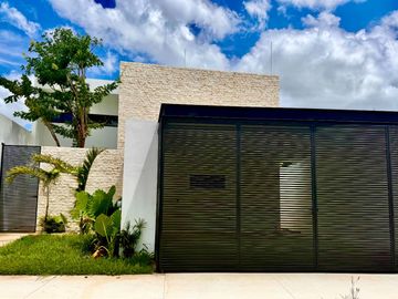 CASA EN VENTA EQUIPADA CON 1 RECÁMARA EN PB Y 3 RECÁMARAS EN PLANTA ALTA EN DZITYA