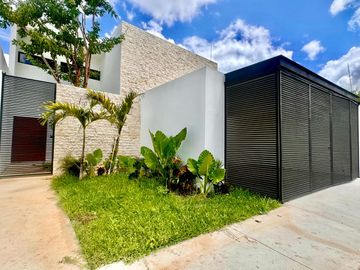CASA EN VENTA EQUIPADA CON 1 RECÁMARA EN PB Y 3 RECÁMARAS EN PLANTA ALTA EN DZITYA