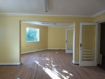 Venta de Céntrica casa para destino comercial