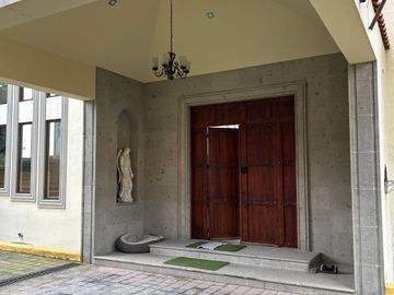 Exclusiva Finca en Venta con Elegante Diseño Mexicano y Caballerizas. Amueblada