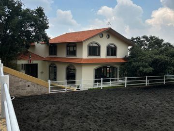 Exclusiva Finca en Venta con Elegante Diseño Mexicano y Caballerizas. Amueblada