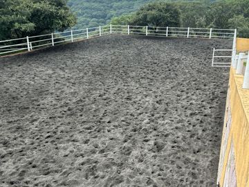 Exclusiva Finca en Venta con Elegante Diseño Mexicano y Caballerizas. Amueblada